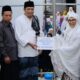 Wali Kota Susanti Dewayani (tiga kanan) menyerahkan dana hibah Pemko Pematangsiantar Rp 50 juta kepada pengurus Masjid Nurul Iman saat safari Ramadan 1445 H di Masjid Nurul Iman, Jl. Rakutta Sembiring, Kel. Nagapita, Kec. Siantar Martoba, Senin (17/3) malam.(Waspada-Ist).