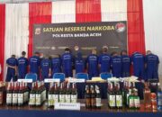 Para tersangka dan barang bukti miras diperlihatkan penyidik Polresta Banda Aceh pada konprensi pers di Indoor Polresta Banda Aceh, Senin (18/03/24).(Waspada/T.Mansursyah)