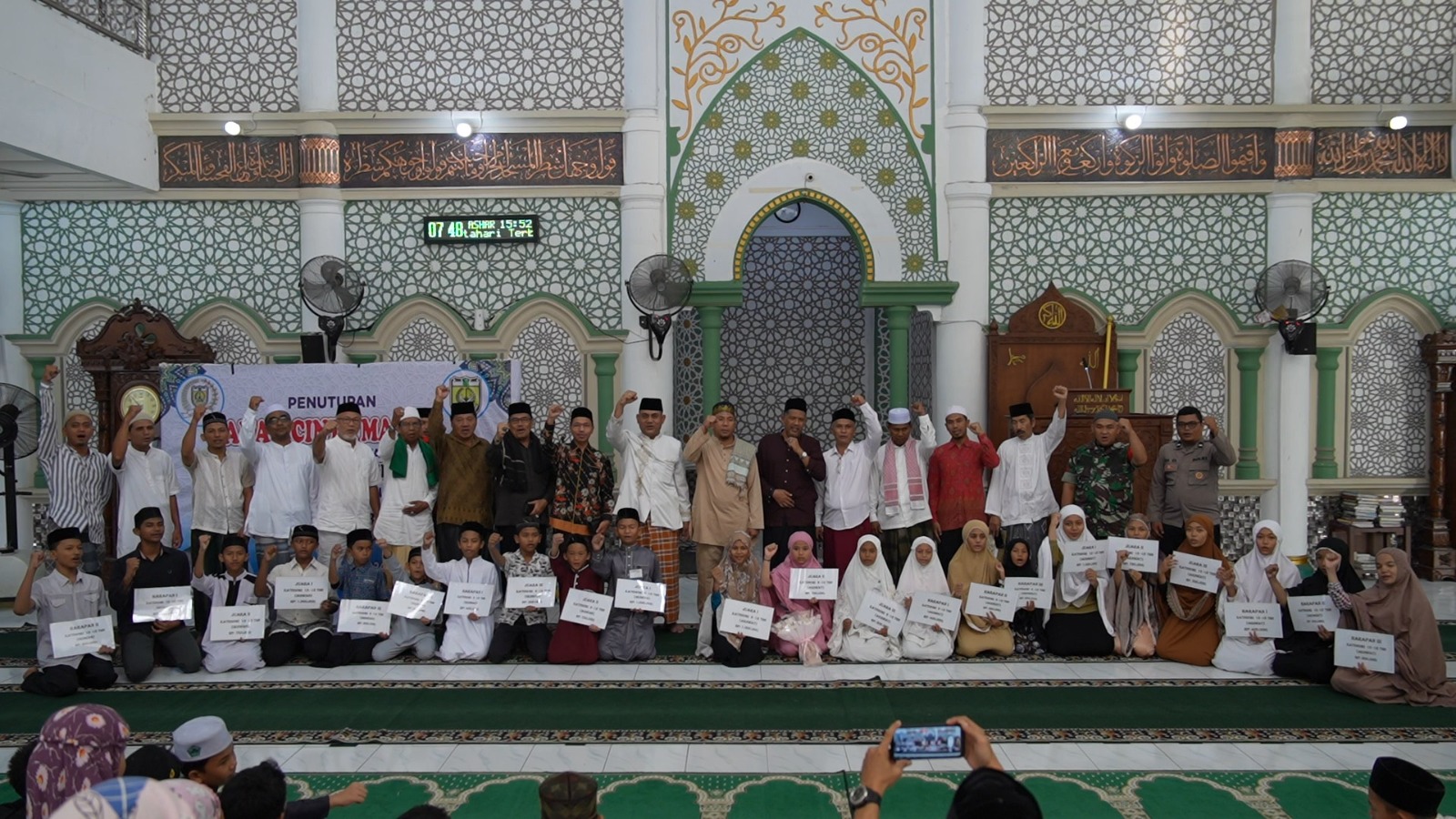 Ketua DPRK Tutup Kegiatan Anak Mulia Subuh Berjamaah 40 Hari Di Masjid