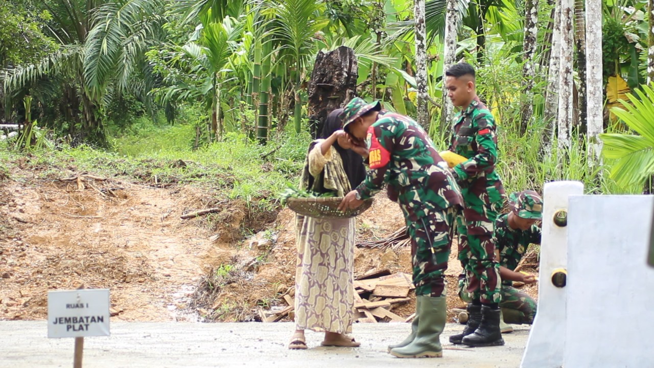 Dansatgas TMMD Kodim 0110/Abdya Letkol Inf Beni Maradona, S.Sos, resfect cium tangan Nek Nurmala (75), usai nenek itu memberikan buah tangan hasil kebun pada TNI yang tengah bekerja, sebagai bentuk kecintaan Nurmala terhadap TNI yang telah memberikan sentuhan pembangunan di desa setempat. Foto direkam beberapa waktu lalu.