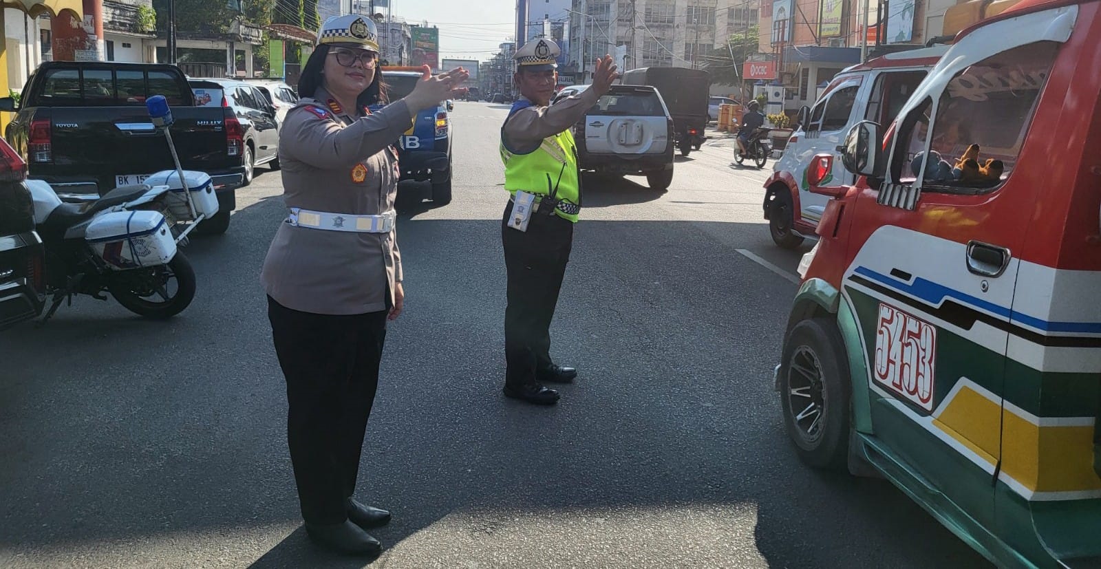 Kasat Lantas AKP Gabriellah Angelia Gultom memimpin Operasi Keselamatan Toba 2024 Polres Pematangsiantar dan sampai Senin (18/3) telah menindak 85 kenderaan dengan Tilang manual selama enam hari berjalan Operasi Keselamatan Toba.(Waspada-Ist).