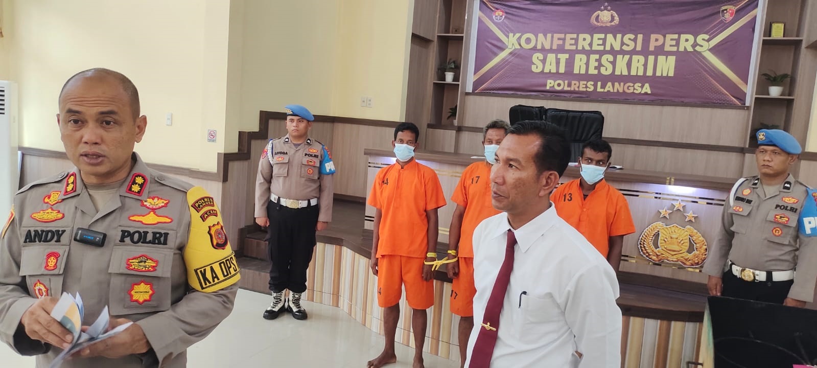 Kapolres Langsa, AKBP Andy Rahmansyah SIK. SH. MH didampingi Kasat Reskrim Polres Langsa Ipda Rahmad, SH. M.Si saat memberikan keterangan pers di aula Mapolres Langsa, Senin (18/3).Waspada/dede