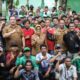 Wali Kota Susanti Dewayani (tengah depan berdiri) pose bersama petugas kebersihan dan lainnya saat apel bersama petugas kebersihan di Pusat Pelatihan dan Pengelolaan Sampah, komplek terminal Tanjung Pinggir, Selasa (26/3).(Waspada-Ist).