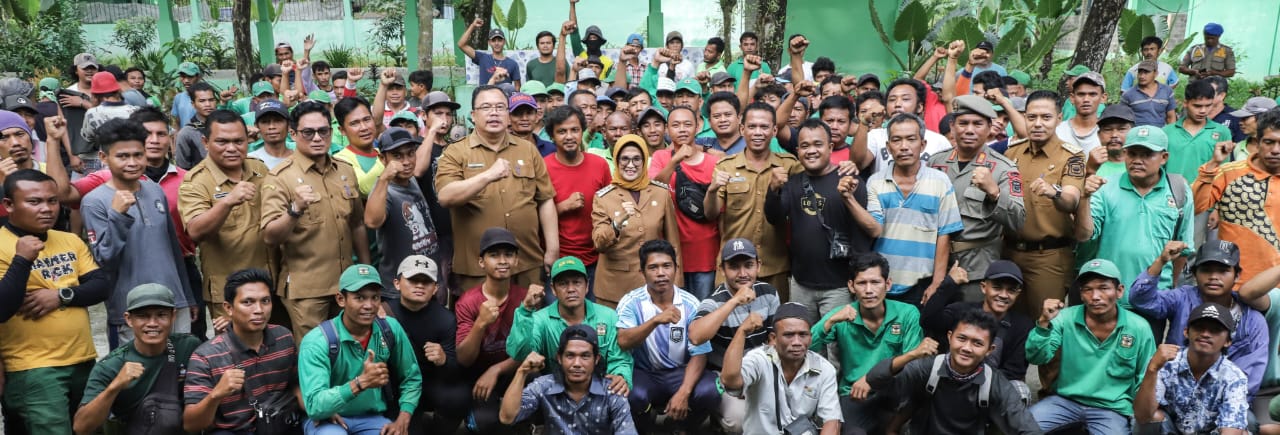 Wali Kota Susanti Dewayani (tengah depan berdiri) pose bersama petugas kebersihan dan lainnya saat apel bersama petugas kebersihan di Pusat Pelatihan dan Pengelolaan Sampah, komplek terminal Tanjung Pinggir, Selasa (26/3).(Waspada-Ist).