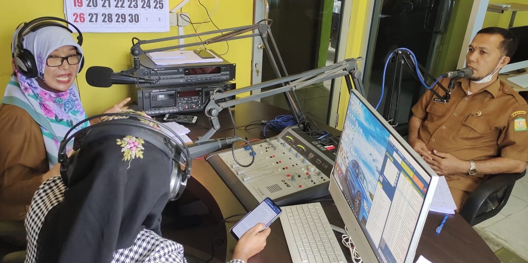 Sekretaris DPPKBPP dan PA Kabupaten Aceh Besar, Zaimah bersama Kabid Media Informasi, Persandian, Pos dan Telekomunikasi Diskominfo Aceh Besar Mariadi saat talk show terkait kota layak anak di LPPL Radio Panglima Polem 104.0 Mhz FM, beberapa waktu lalu. (Waspada/Ist)