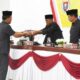 BUPATI Humbahas Dosmar Banjarnahor menyampaikan Nota Pengantar LKPj Tahun 2023 kepada Ketua DPRD Humbahas, Ramses Lumban Gaol. Waspada/Ist