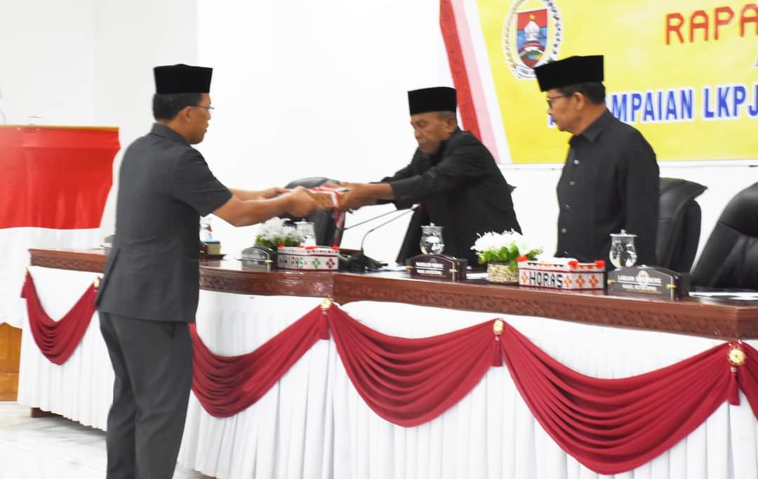 BUPATI Humbahas Dosmar Banjarnahor menyampaikan Nota Pengantar LKPj Tahun 2023 kepada Ketua DPRD Humbahas, Ramses Lumban Gaol. Waspada/Ist