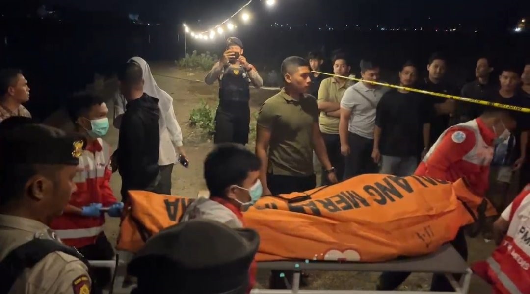 Korban tenggelam di Krueng Lamnyong dimasukkan ke kantong jenazah sebelum dibawa ke RSUDZA. (Waspada/Ist)