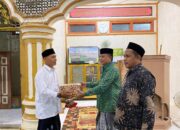 Kankemenag Abdya Serahkan Wakaf Alquran Dalam Safari Ramadhan 1445 H