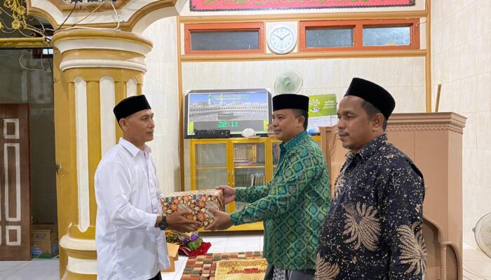 Kankemenag Abdya Serahkan Wakaf Alquran Dalam Safari Ramadhan 1445 H