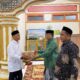 Kakankemenag Abdya Dr H Salman Al Farisi S.Ag M.Pd, didampingi Kasi PHU Agus Suryadi S.Ag M.Pd, menyerahkan wakaf kitab suci Alquran, yang diterima langsung Imam Masjid Jamik Desa Ladang Tuha 1, Kemukhiman Suak Beurembang, Kecamatan Lembah Sabil, Tgk Nasrul, dalam kegiatan Safari Ramadhan 1445 H. Foto direkam Senin malam (18/3) lalu.Waspada/Syafrizal