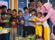 Kapolres Dan Wakapolres Taput Berbagi Takjil Ke Masjid