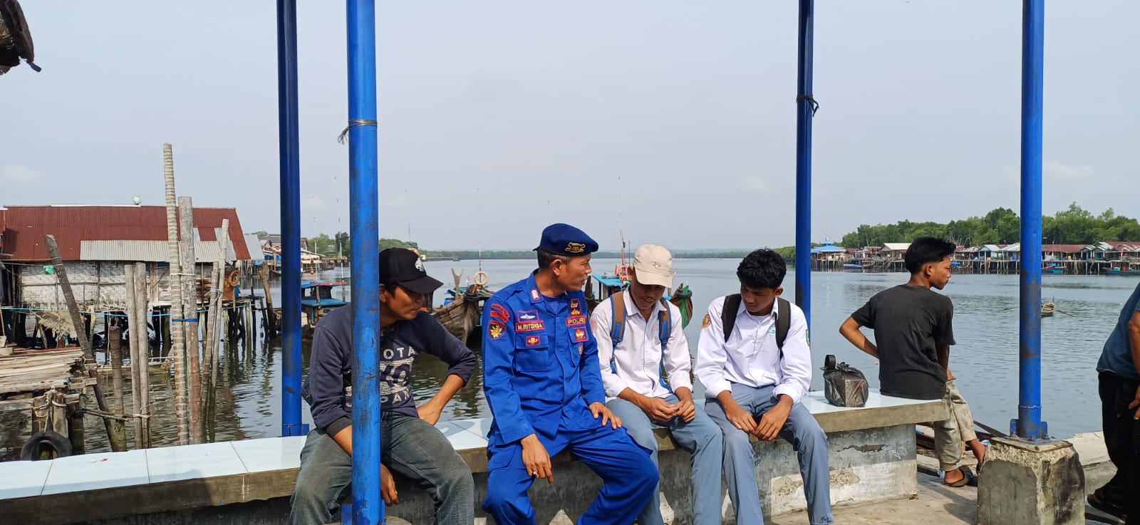 Personel Satpolairud Res Langkat monitoring dan pengawasan terhadap aktivitas masyarakat nelayan di sejumlah dermaga umum, Selasa (26/3/2024). Waspada/ist