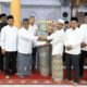 Penjabat Bupati Aceh Utara Dr Mahyuzar, MSi, didampingi Pelaksana Tugas Kepala Dinas Syariat Islam Aceh Utara, Hadaini S.Sos menyerahkan bantuan saat mengunjungi jamaah Masjid Baitusysyakur Gampong Seumirah Kecamatan Nisam Antara, Senin (18/3). Waspada/ist