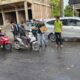 RAPI 0.13 Nagan Raya membagi takjil kepada pengguna jalan yang dilaksanakan Ujong Fatihah, Rabu (27/3).(Waspada/Muji Burrahman)