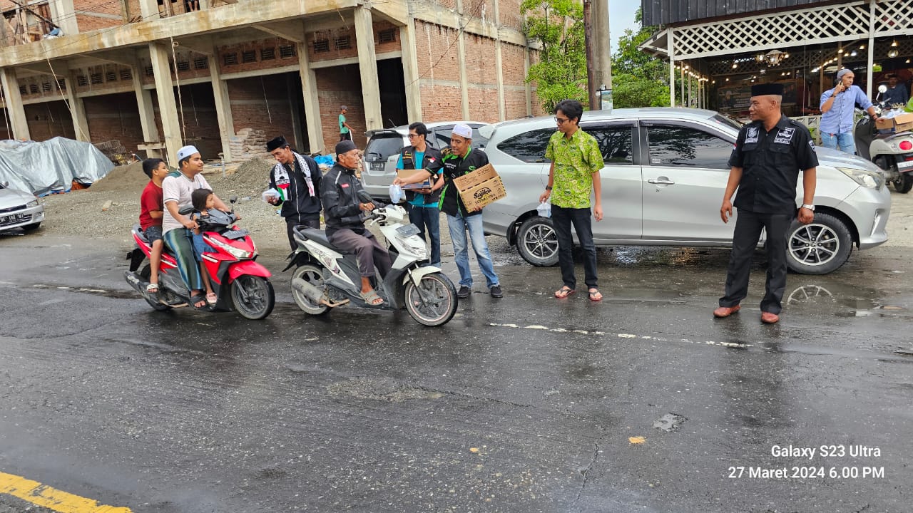 RAPI 0.13 Nagan Raya membagi takjil kepada pengguna jalan yang dilaksanakan Ujong Fatihah, Rabu (27/3).(Waspada/Muji Burrahman)