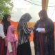 Direktur PT Cut Meutia Medika Nusantara, Ir Ernawati saat menyantuni 50 anak yatim dan piatu di mushalla Darul Hikmah halaman rumah sakit setempat, Kamis (28/3). Waspada/dede