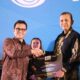 Wakil Menkominfo, Nezar Patria, menyerahkan Anugerah Media Center Daerah 2024 Peringkat 1 Nasional kepada Kadiskominsa Aceh, Marwan Nusuf mewakili Pj Guberbur Aceh, Achmad Marzuki di Bandung, Jawa Barat, Selasa (5/3) malam. (Waspada/Ist)