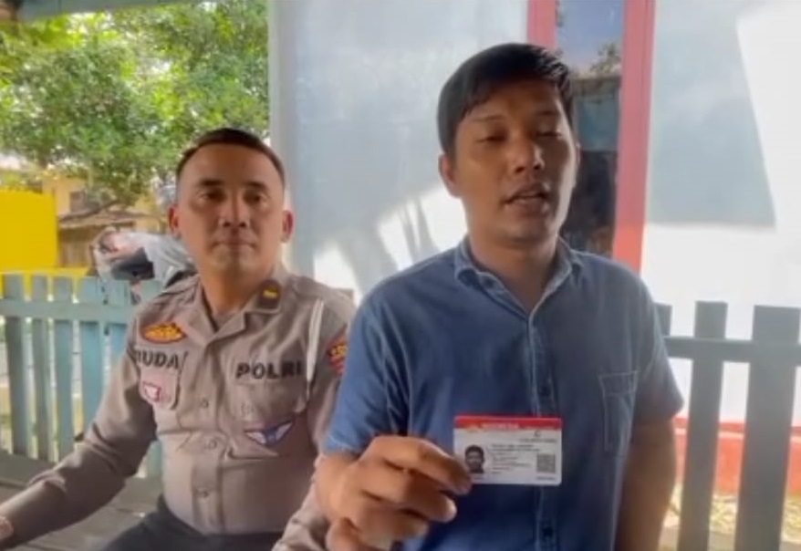 Rahmad saat mengklarifikasi video viral dirinya yang mengurus SIM C di Polres Padangsidimpuan bayar Rp475 ribu. (Waspada/Ist)