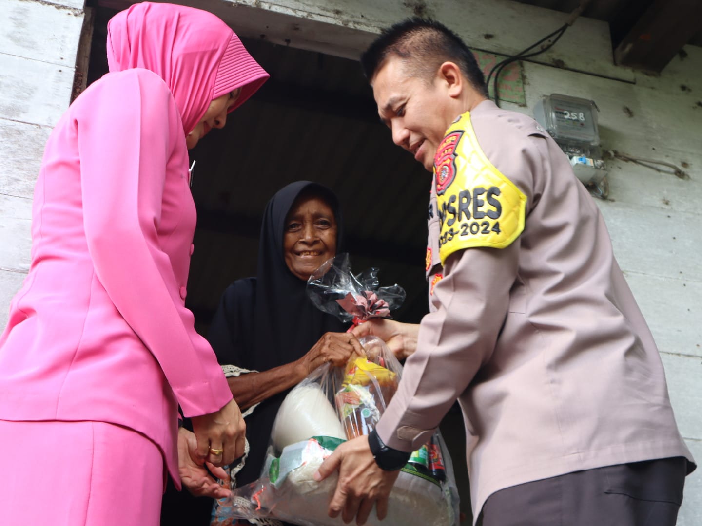 Kapolres Sabang Dan Ketua Bhayangkari Serahkan Bansos Keluarga Tak Mampu