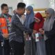 Plt Kadinsos Aceh Besar Aulia Rahman mewakili Pj Bupati Aceh Besar menyerahkan santunan kepada anak yatim, melalui program CSR PT SBA, di mesjid Al-Islah, Kecamatan Lhoknga, Kabupaten Aceh Besar, Kamis (28/3). (Waspada/Ist)
