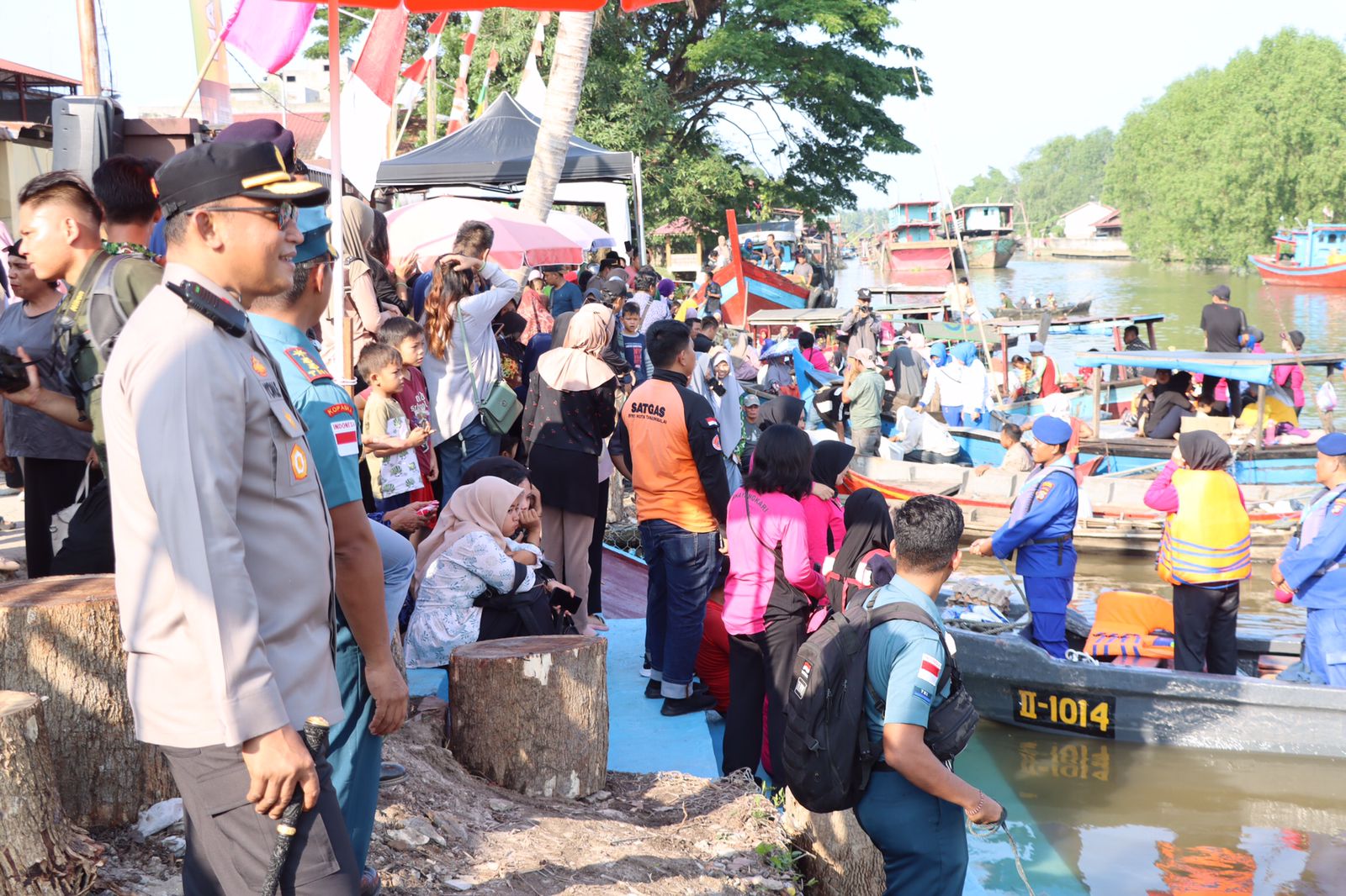 Kapolres Tanjungbalai AKBP Yon Edi Winara melihat langsung Pasar Apung Murah Ramadhan. Waspada/Ist