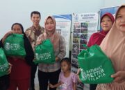 Masyarakat sekitaran wilayah operasional perusahaan menerima parcel lebaran dari RSI PT Aqua Fram Nusantara. Waspada/Darmawan
