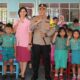 Kapolres AKBP Yogen Heroes Baruno (enam kanan depan) pose bersama anak TK Kemala Bhayangkari 06 Pematangsiantar dan lainnya usai meresmikan kamar mandi TK itu di komplek Aspol, Jl. Sangnaualuh, Selasa (19/3).(Waspada-Ist).