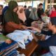 Warga antri berbelanja di Bazar Pangan Murah yang digelar Pemkab Aceh Besar dan Perum Bulog Kanwil Aceh di halaman Kantor Camat Kuta Malaka, Samahani, Aceh Besar, Kamis (28/3). (Waspada/Ist)
