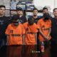 Ketiga tersangka dan barang bukti saat diamankan di kantor Sat Narkoba Polres Simalungun.(Waspada/ist).