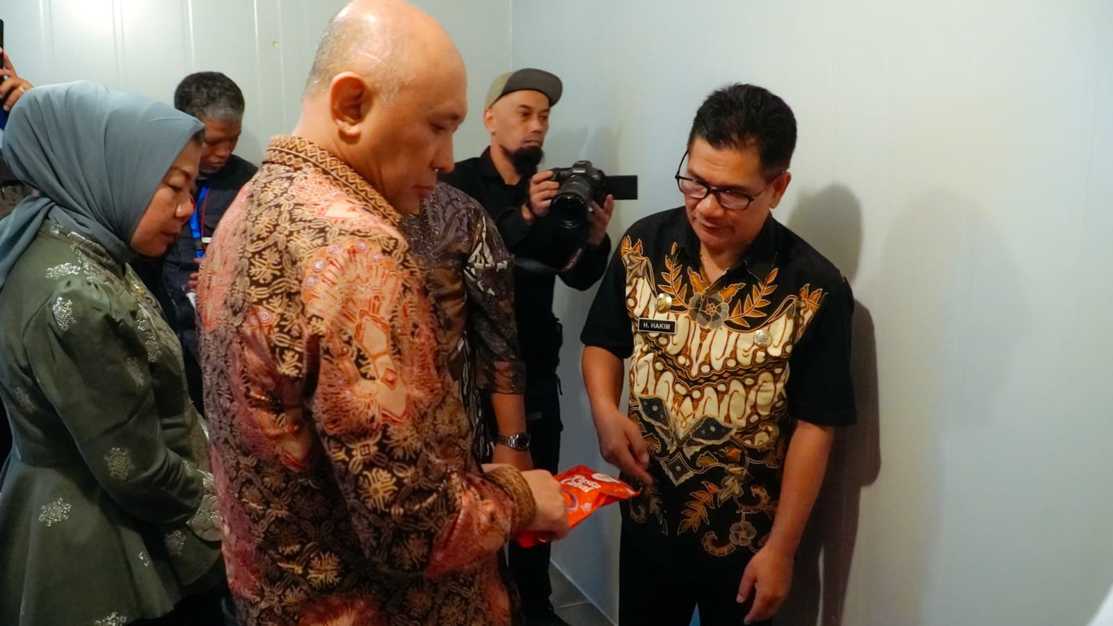   MENTERI Koperasi dan UKM Teten Masduki saat melakukan kunjungan kerja ke Kabupaten Batubara guna melihat progres pembangunan RPB Komoditas Cabai Merah yang berlokasi di Desa Lubuk Cuik, Kecamatan Limapuluh Pesisir. Dan mesin D'Ozone saat diuji coba yang dipakai pabrik. Waspada/Ist