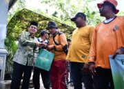 Pj Wali Kota Serahkan Paket Ramadan Bank Aceh Bagi Pasukan Oranye