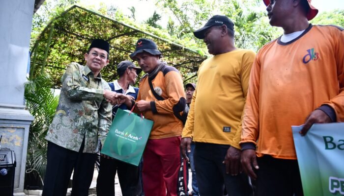 Pj Wali Kota Serahkan Paket Ramadan Bank Aceh Bagi Pasukan Oranye