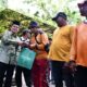 Pj.Wali Kota Banda Aceh menyerahkan paket ramadan dari Bank Syariah Aceh (BAS) kepada pasukan oranye di halaman Kantor DLHK3 Banda Aceh, Kamis (28/03/24).(Waspada/T.Mansursyah)