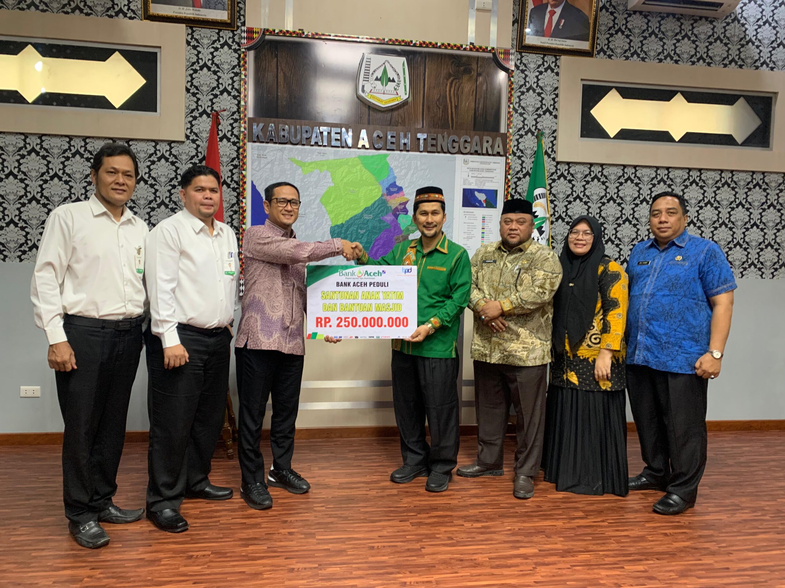 Kepala Bank Aceh Syari'ah Kutacane, Doni Rachman serahkan bantuan anak yatim dan kemaslahatan masjid yang diterima Pj Bupati Agara, Drs. Syakir M. Si. Waspada/Seh Muhammad Amin