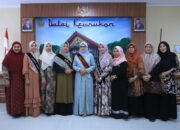 Pj Bunda PAUD Kota Banda Aceh, Wardiati, foto bersama usai menggelar silaturrahmi dengan Bunda PAUD Gampong Se-Kota Banda Aceh. (Waspada/Zafrullah)