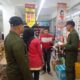 Tim Satpol PP dan WH Kota Langsa saat menertibkan sejumlah toko ritel dan warkop dalam wilayah Kota Langsa dalam melaksanakan maklumat yang dikeluarkan Forkompimda Kota Langsa, Kamis (28/3) malam.Waspada/Rapian.