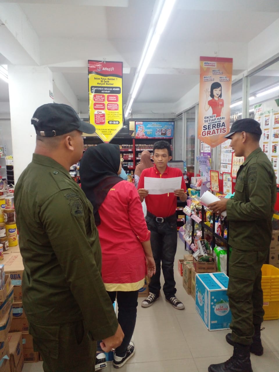 Tim Satpol PP dan WH Kota Langsa saat menertibkan sejumlah toko ritel dan warkop dalam wilayah Kota Langsa dalam melaksanakan maklumat yang dikeluarkan Forkompimda Kota Langsa, Kamis (28/3) malam.Waspada/Rapian.