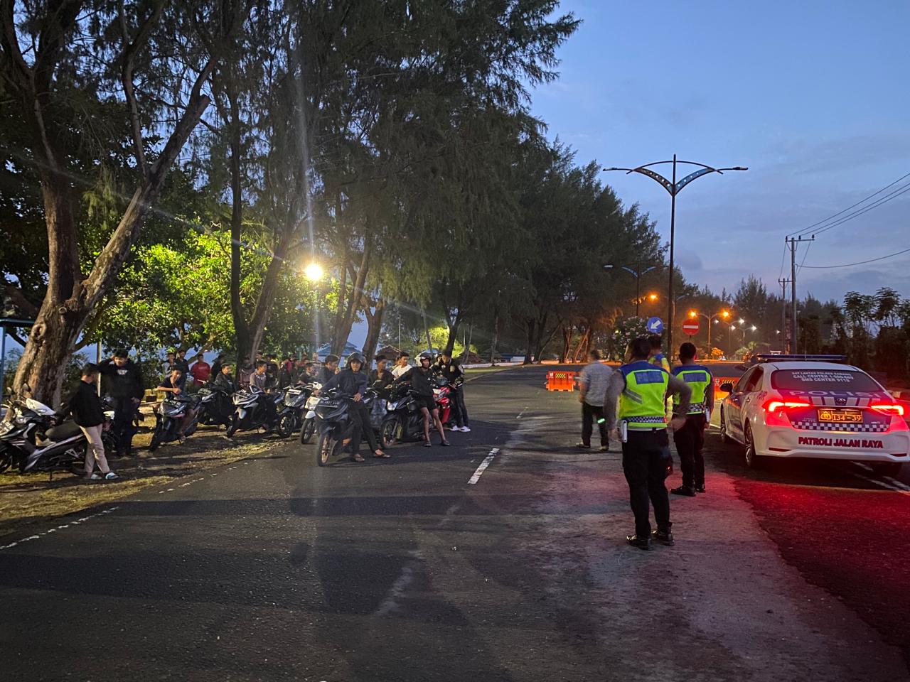 Tampak dalam gambar sejumlah kenderaan roda dua dalam aksi balap liar terjaring operasi subuh Tim gabungan Unit Reaksi Cepat dan Satlantas Polres Sabang. (Waspads/ist)