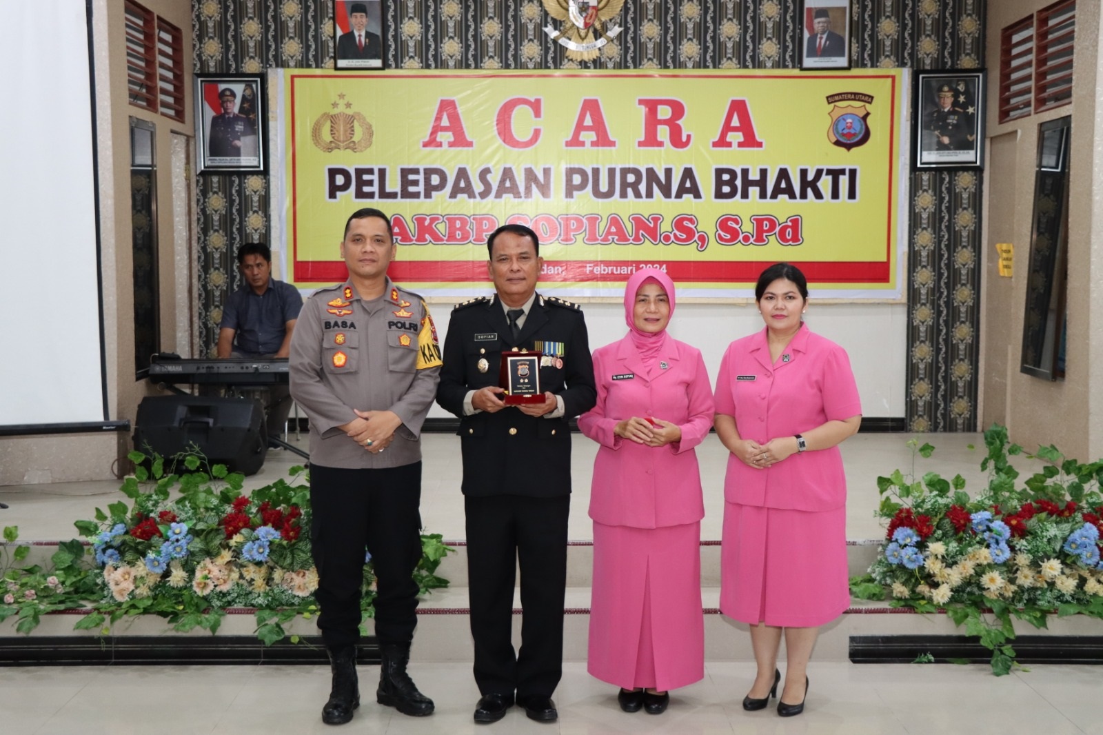 Kapolres Tapteng, AKBP Basa Emdem Banjarnahor bersama istri foto bersama dengan AKBP (Purn) Sopian dan istri usai upacara Purna Bhakti di Lapangan Apel Mapolres Tapteng, Rabu (6/3). Waspada/ist