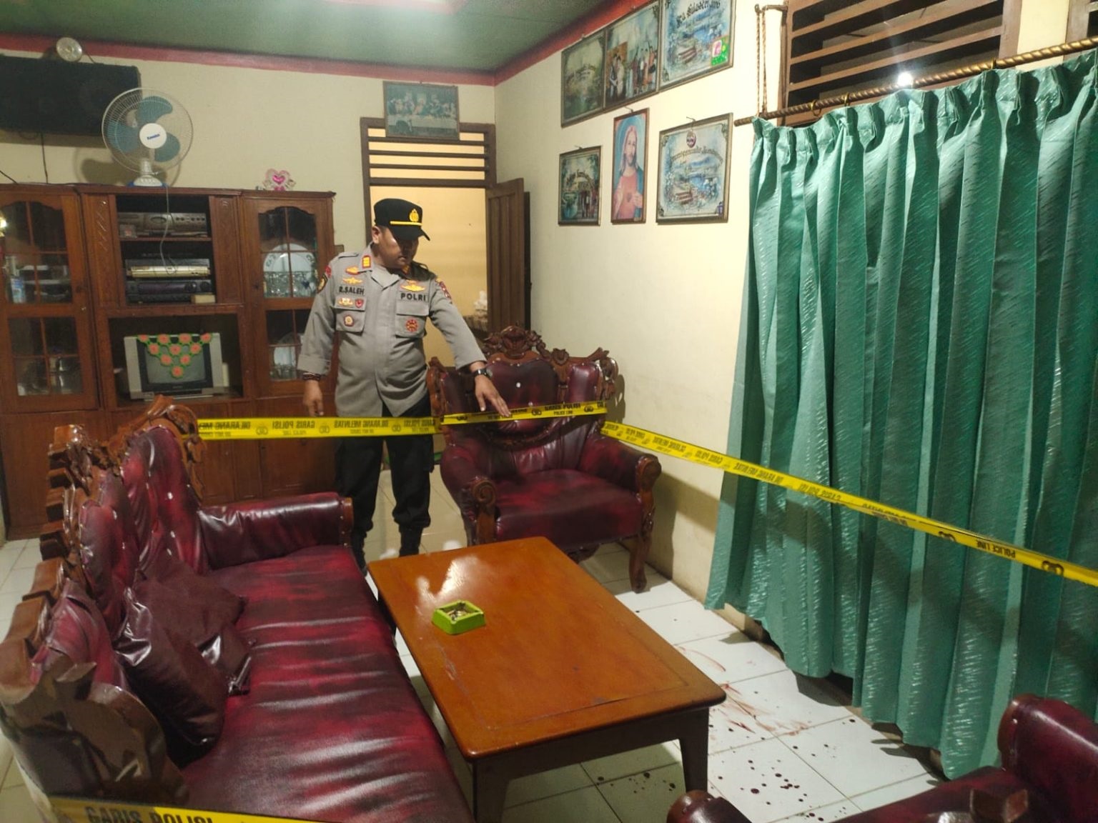 Kapolsek Batang Angkola AKP Raden Saleh bersama angggota melakukan olah TKP. (Waspada/Ist)