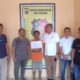 Warga Paluta serahkan oknum pengedar dan pemilik sabu-sabu ke Polsek Padangbolak. (Waspada/Ist)