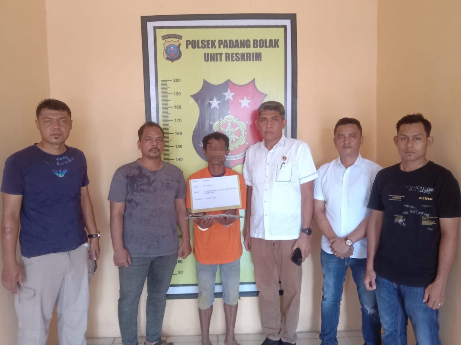 Warga Paluta serahkan oknum pengedar dan pemilik sabu-sabu ke Polsek Padangbolak. (Waspada/Ist)