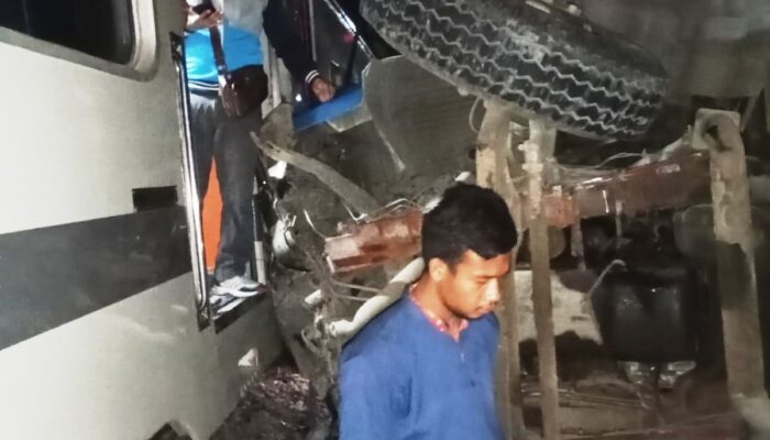 Terobos Palang Pintu, KA Putri Deli Tabrak Truk Muatan Pelet