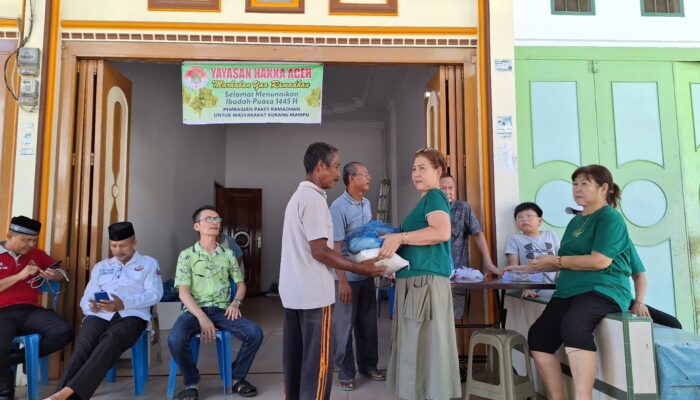 Etnis Tionghoa Di Abdya Salurkan Sembako Untuk Warga Muslim