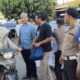 Personel Polres Simalungun saat membagikan takjil kepada masyarakat di Simpang Perumnas Batu 6 Kecamatan Siantar, Jumat (29/3) sore.(Waspada/ist).