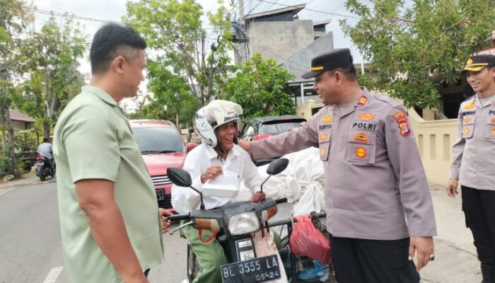 Wujud Kepedulian Terhadap Sesama, Polsek Kuta Alam Bagikan Takjil
