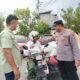 Kapolsek Kuta Alam, AKP Suriya, ikut turun tangan membagi-bagikan takjil kepada pengguna jalan yang melintas di depan Mapolsek Kuta Alam. (Waspada/Zafrullah)