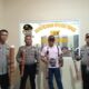 Kapolsek Indrapura AKP Jonny H Damanik berdayakan personil untuk amankan sejumlah masjid. Waspada/Ist