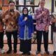 Wali Kota Susanti Dewayani (tengah) bersama Tim DJPK Kemenkeu usai berkonsultasi tentang penyaluran tambahan DAU TA 2023 di lantai tiga gedung Radius Prawiro, Jl. Wahidin, Jakarta, Selasa (19/3).(Waspada/Ist).